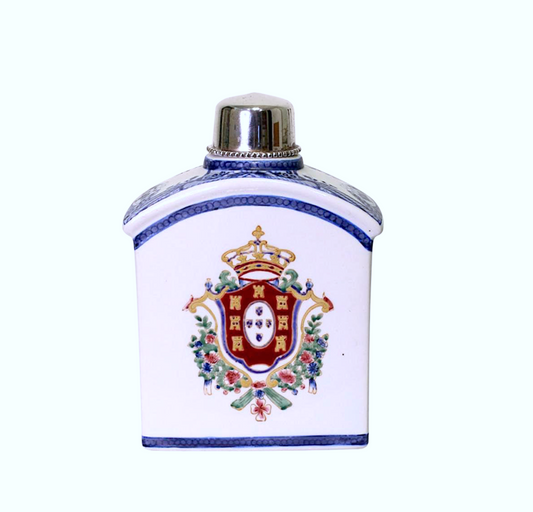 Export Chinese Blue and White Porcelain Tea Caddy With Armorial Design & Butterflies